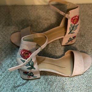 Buckled chunky heeled pink suede shoes with rose